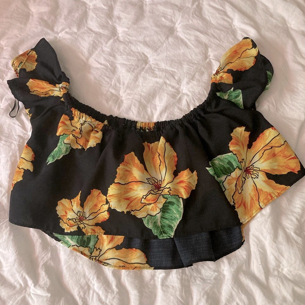Floral crop top. Women’s medium